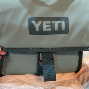 YETI Day Trip lunch cooler